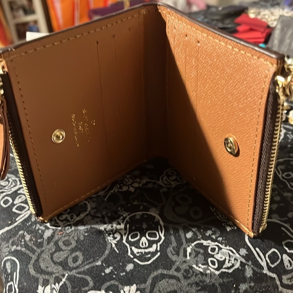 Louis Vuitton Wallet MAKE OFFER - Picture 3 of 11